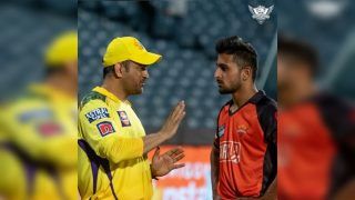 IPL 2022: MS Dhoni Gives Tips to Umran Malik After Fastest Delivery of The Season During SRH vs CSK; Video Goes VIRAL | WATCH